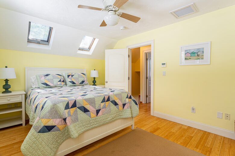 Beautiful Oak Bluffs Cottage Close to Town and Beach - Oak Bluffs, Massachusetts