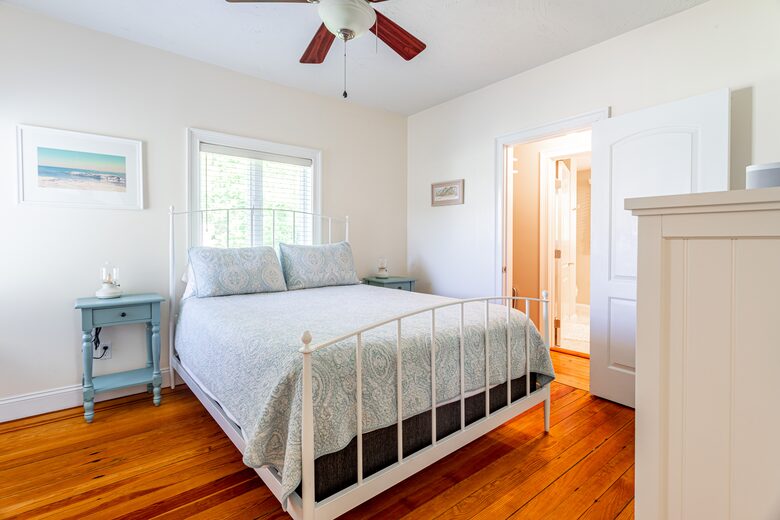 Beautiful Oak Bluffs Cottage Close to Town and Beach - Oak Bluffs, Massachusetts