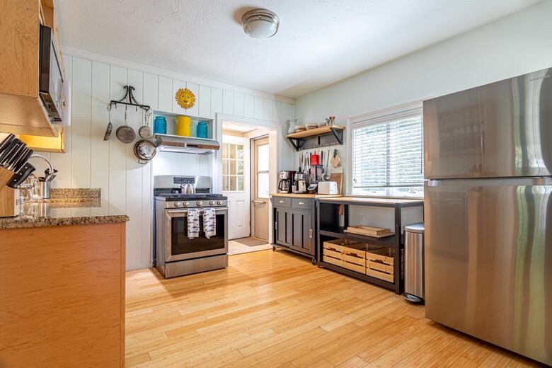 Beautiful Oak Bluffs Cottage Close to Town and Beach - Oak Bluffs, Massachusetts