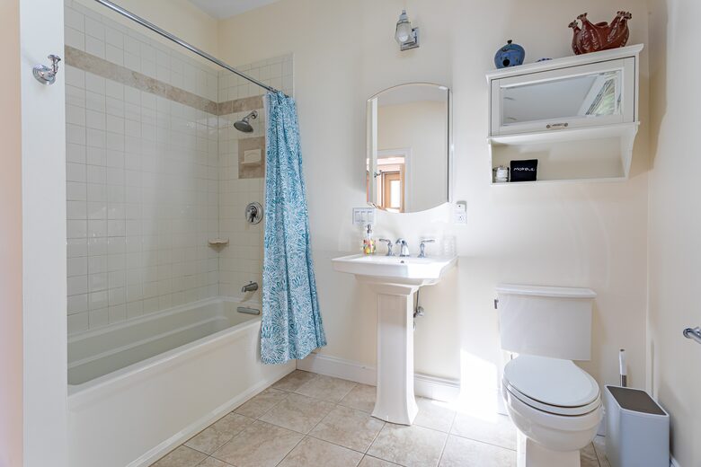 Beautiful Oak Bluffs Cottage Close to Town and Beach - Oak Bluffs, Massachusetts