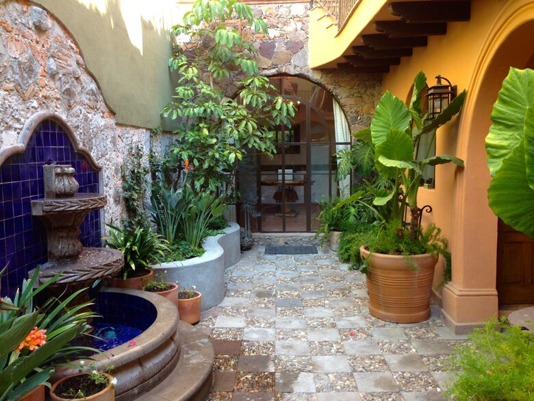 First floor garden, fountain by Twin Suite