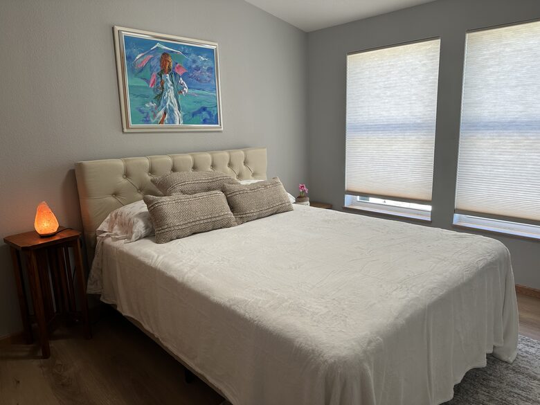 queen size bedroom