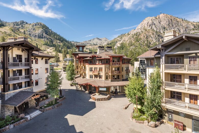 Luxury Alpine Retreat w Stunning Views & Summer/Fall Adventures at Palisades Tahoe - Olympic Valley, California
