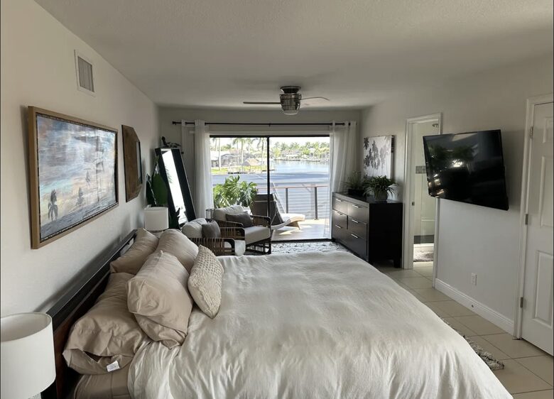 Stunning Waterfront Cape Coral House - Cape Coral, Florida