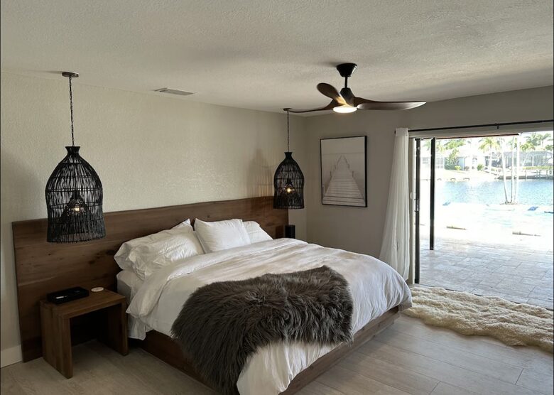 Stunning Waterfront Cape Coral House - Cape Coral, Florida