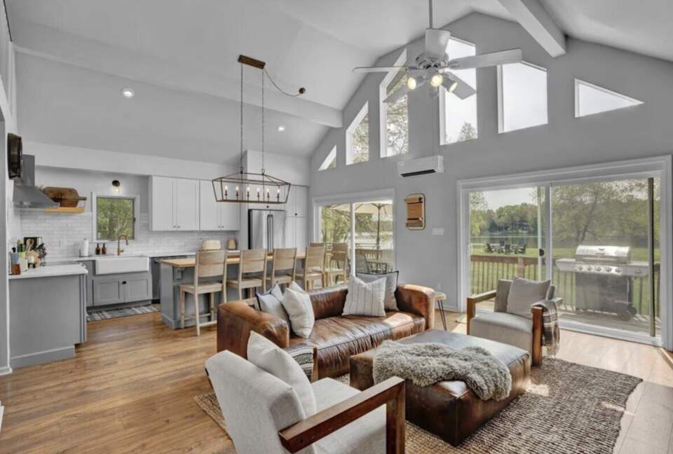 Modern Lakeside Retreat - Tobyhanna, Pennsylvania