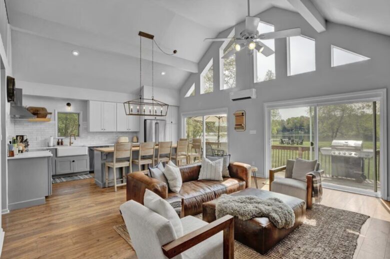 Modern Lakeside Retreat - Tobyhanna, Pennsylvania