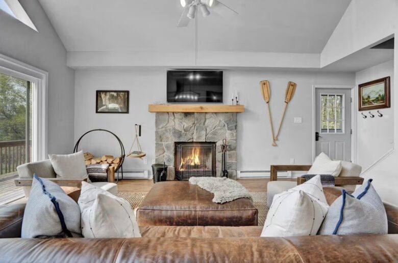 Modern Lakeside Retreat - Tobyhanna, Pennsylvania