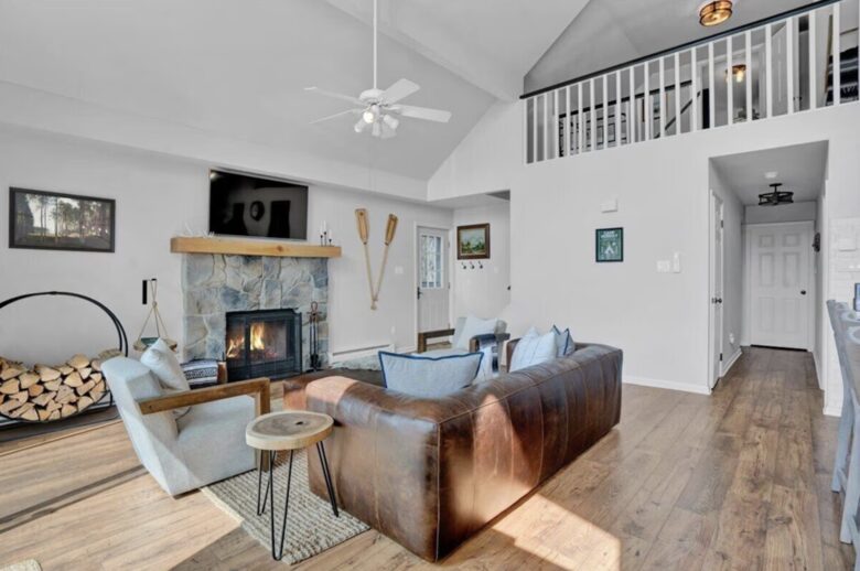 Modern Lakeside Retreat - Tobyhanna, Pennsylvania