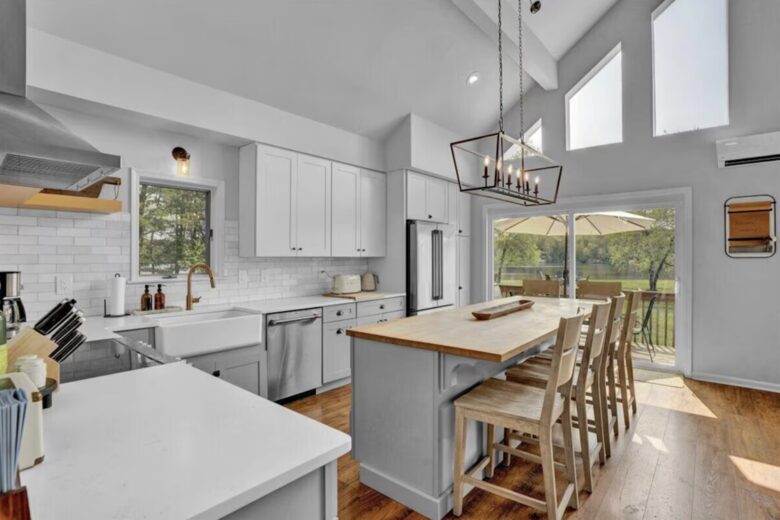 Modern Lakeside Retreat - Tobyhanna, Pennsylvania