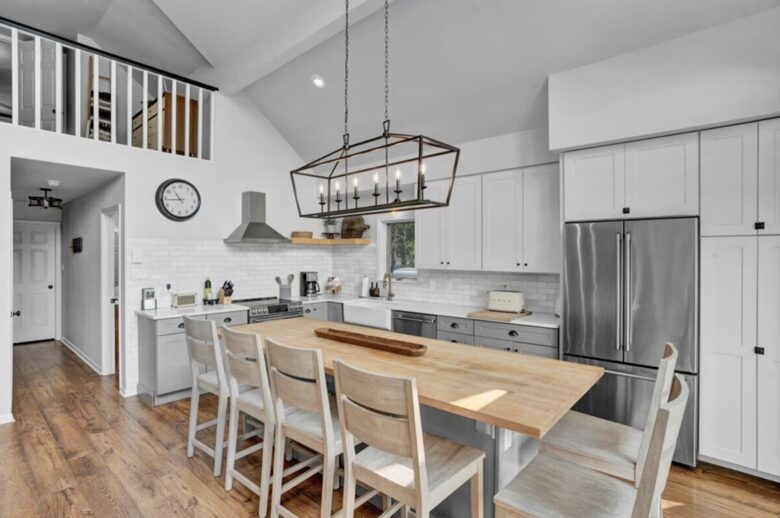 Modern Lakeside Retreat - Tobyhanna, Pennsylvania