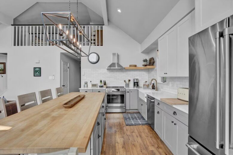 Modern Lakeside Retreat - Tobyhanna, Pennsylvania