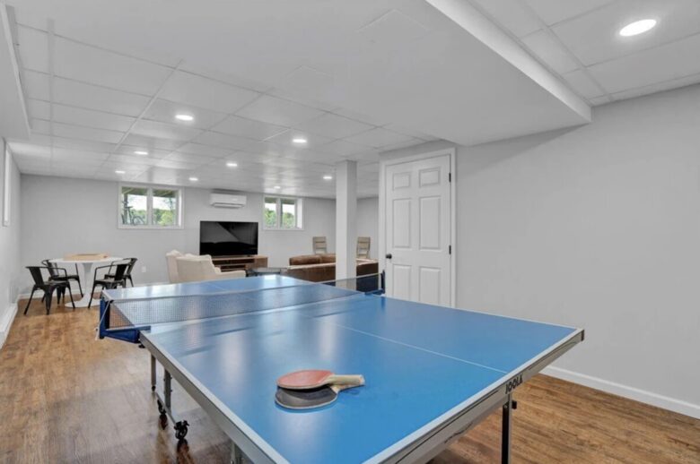 Modern Lakeside Retreat - Tobyhanna, Pennsylvania
