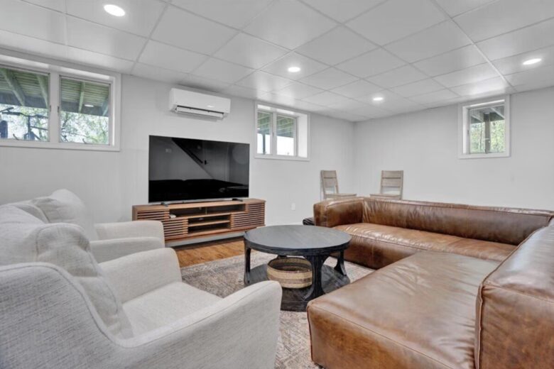Modern Lakeside Retreat - Tobyhanna, Pennsylvania