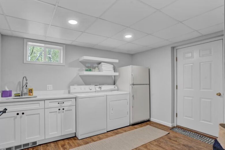 Modern Lakeside Retreat - Tobyhanna, Pennsylvania