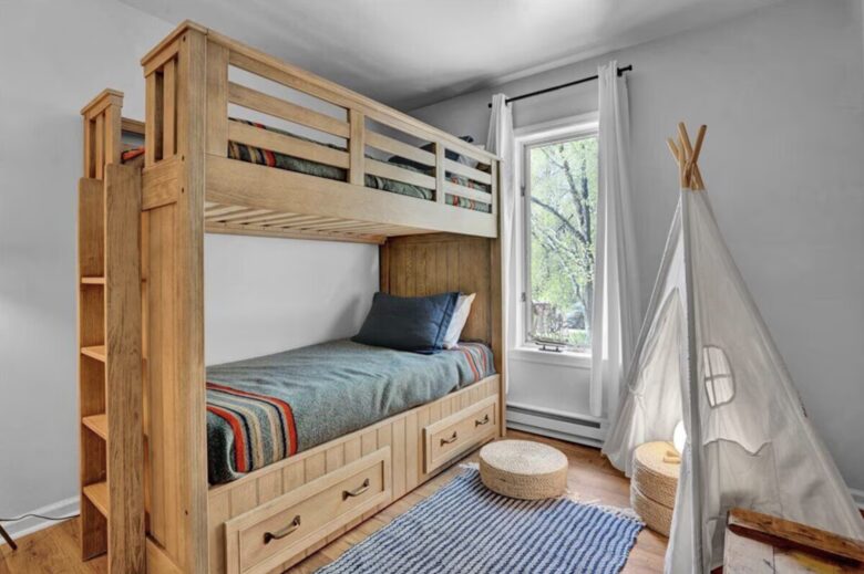 Modern Lakeside Retreat - Tobyhanna, Pennsylvania