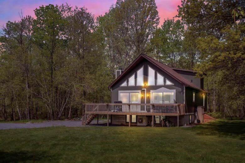 Modern Lakeside Retreat - Tobyhanna, Pennsylvania