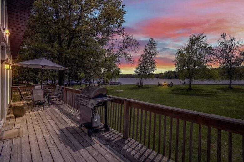Modern Lakeside Retreat - Tobyhanna, Pennsylvania