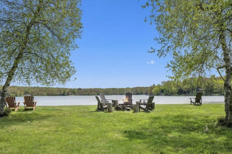 Modern Lakeside Retreat - Tobyhanna, Pennsylvania