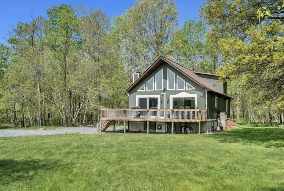 Modern Lakeside Retreat - Tobyhanna, Pennsylvania
