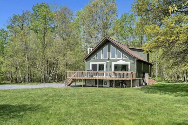 Modern Lakeside Retreat - Tobyhanna, Pennsylvania