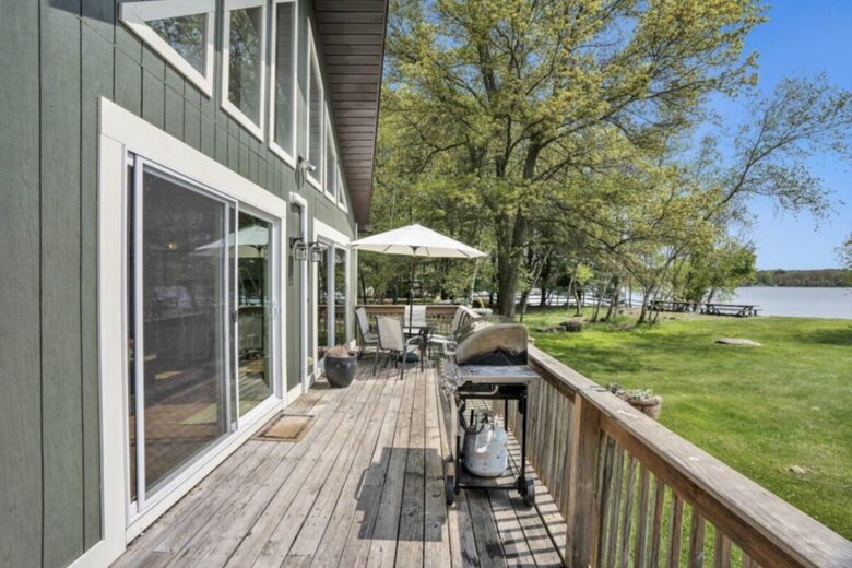 Modern Lakeside Retreat - Tobyhanna, Pennsylvania
