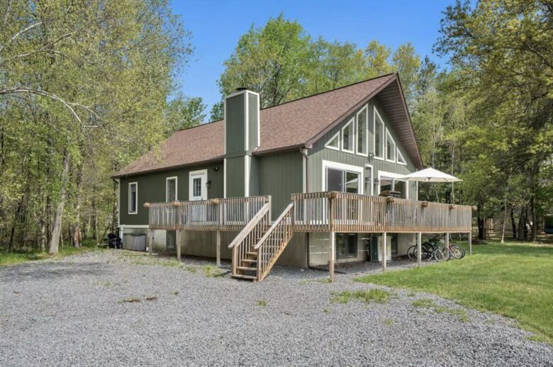 Modern Lakeside Retreat - Tobyhanna, Pennsylvania