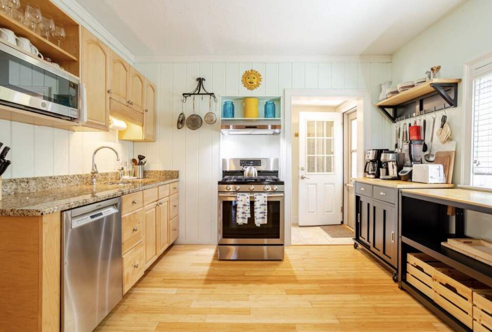 Beautiful Oak Bluffs Cottage Close to Town and Beach - Oak Bluffs, Massachusetts