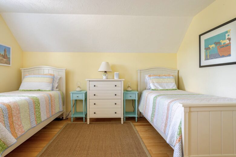 Beautiful Oak Bluffs Cottage Close to Town and Beach - Oak Bluffs, Massachusetts