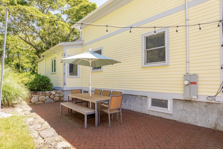 Beautiful Oak Bluffs Cottage Close to Town and Beach - Oak Bluffs, Massachusetts