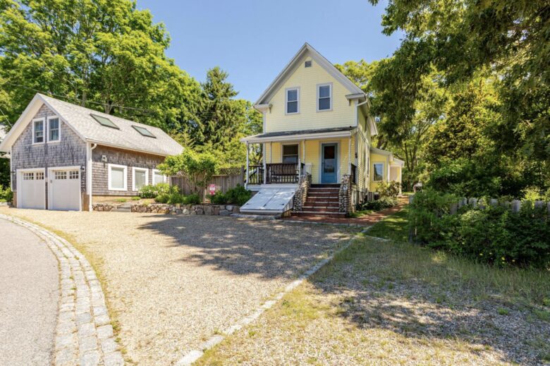 Beautiful Oak Bluffs Cottage Close to Town and Beach - Oak Bluffs, Massachusetts