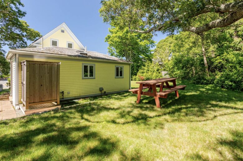 Beautiful Oak Bluffs Cottage Close to Town and Beach - Oak Bluffs, Massachusetts