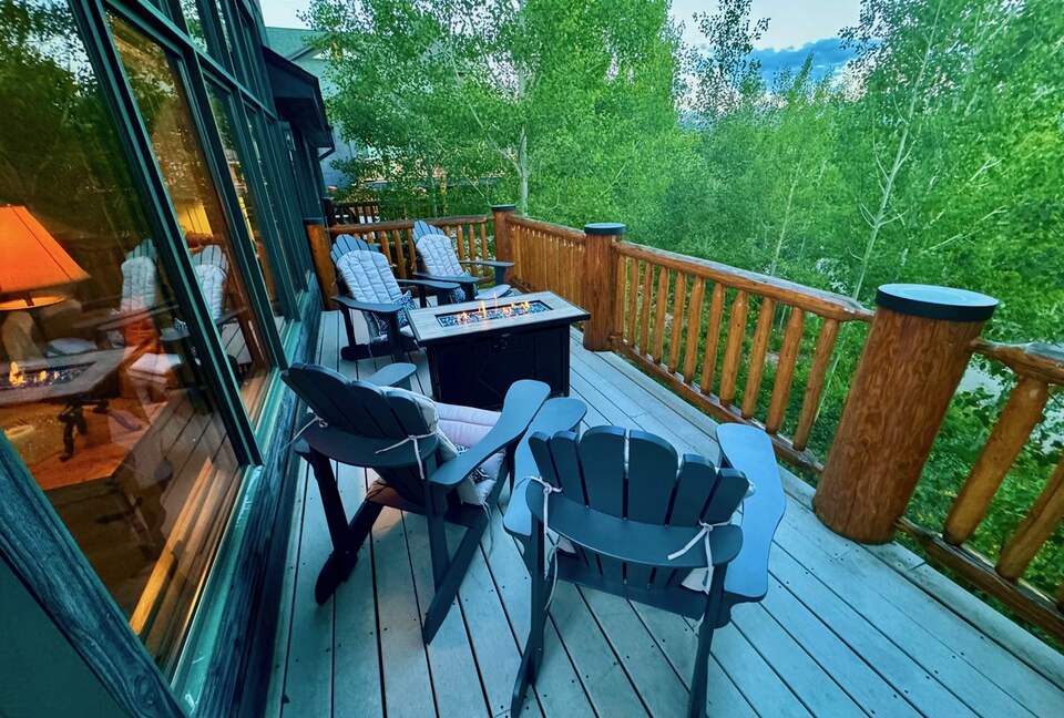 Gorgeous spot for a glass of wine - overlooks the mountains