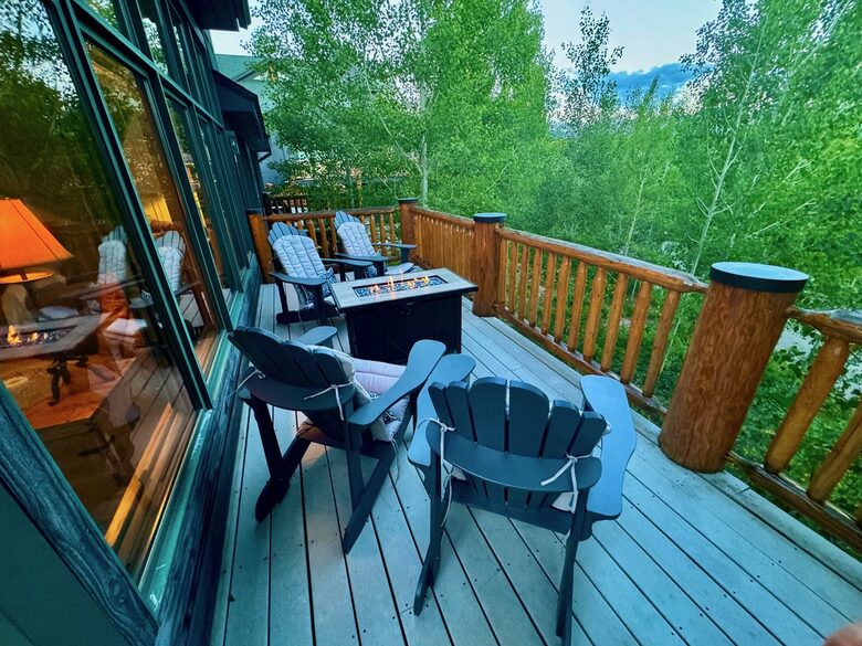 Gorgeous spot for a glass of wine - overlooks the mountains
