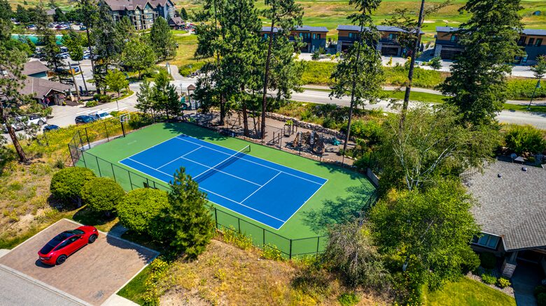Modern Predator Ridge Townhouse with Private Rooftop Patio - Vernon, Canada