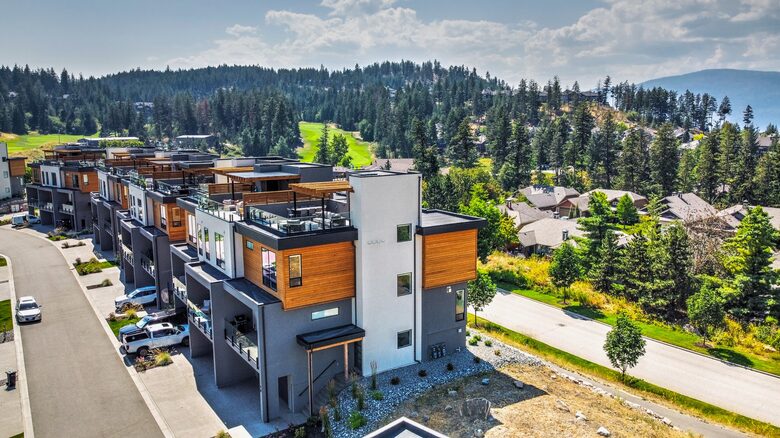 Modern Predator Ridge Townhouse with Private Rooftop Patio - Vernon, Canada