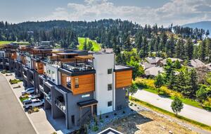 Modern Predator Ridge Townhouse with Private Rooftop Patio - Vernon, Canada