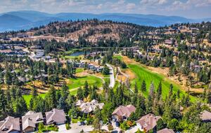Modern Predator Ridge Townhouse with Private Rooftop Patio - Vernon, Canada