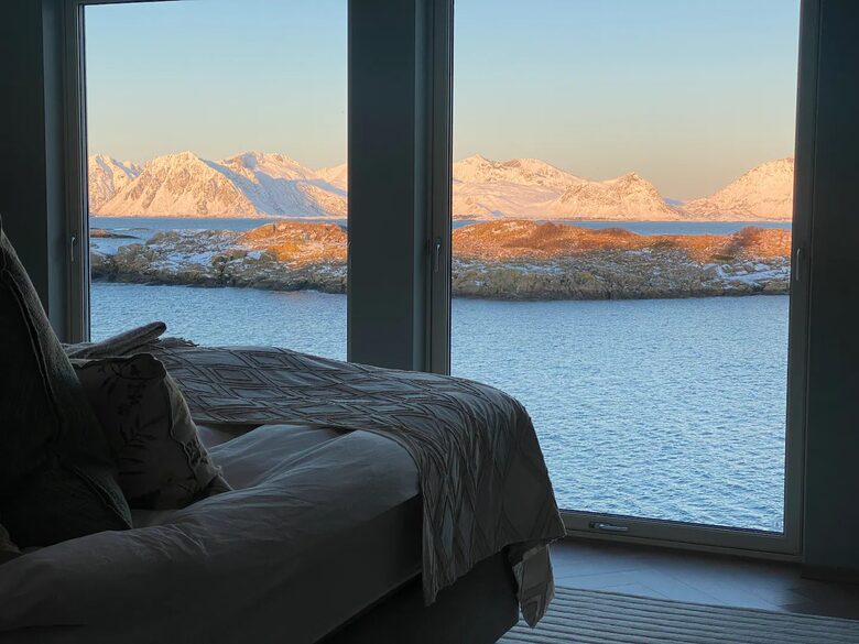 Northern Lights Villa Bluebird - Henningsvær, Norway