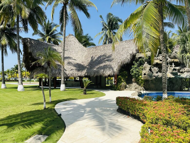 Exquisite 6,000 sqft Beach Villa with Resort-Like Pool - Puerto San Jose, Guatemala