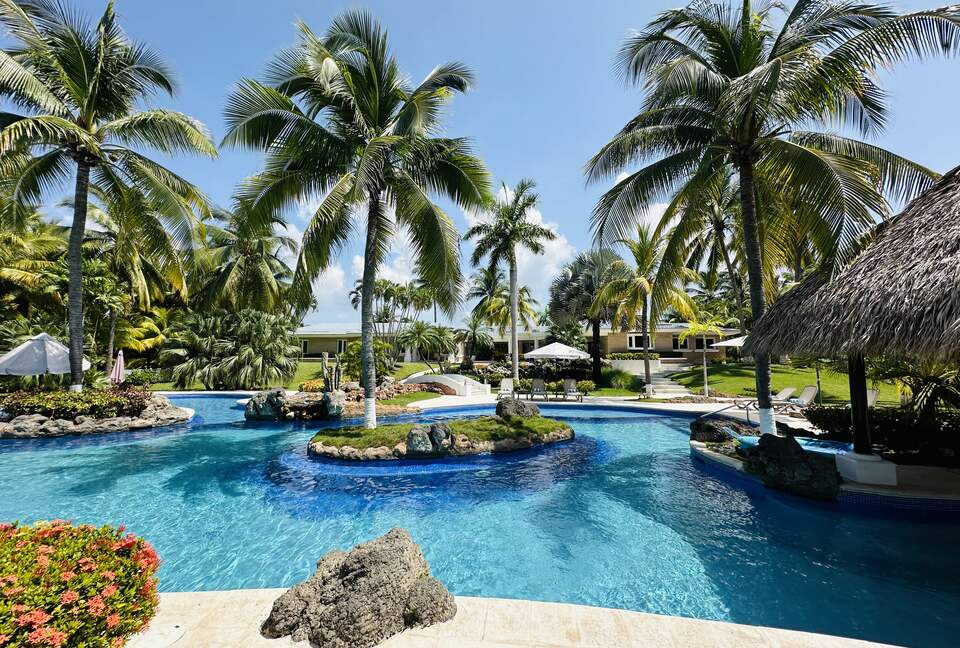 Exquisite 6,000 sqft Beach Villa with Resort-Like Pool - Puerto San Jose, Guatemala