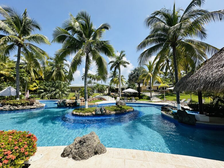 Exquisite 6,000 sqft Beach Villa with Resort-Like Pool - Puerto San Jose, Guatemala