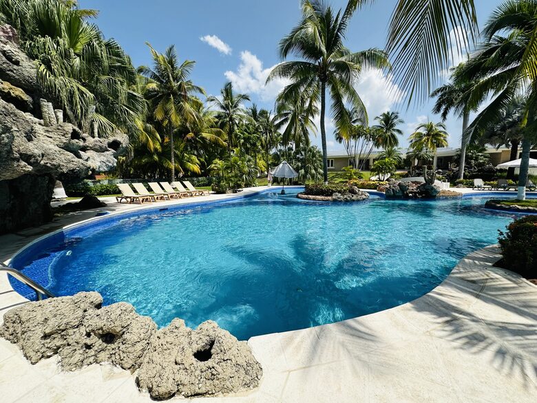 Exquisite 6,000 sqft Beach Villa with Resort-Like Pool - Puerto San Jose, Guatemala