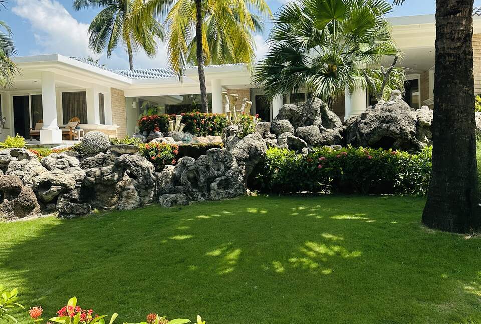 Exquisite 6,000 sqft Beach Villa with Resort-Like Pool - Puerto San Jose, Guatemala
