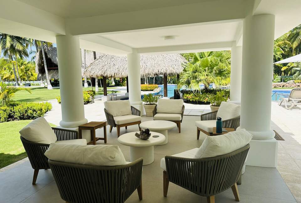 Exquisite 6,000 sqft Beach Villa with Resort-Like Pool - Puerto San Jose, Guatemala