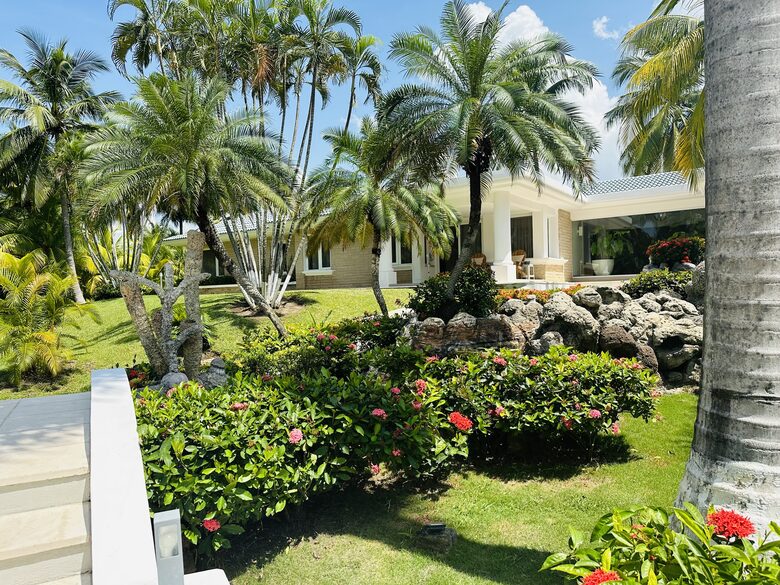 Exquisite 6,000 sqft Beach Villa with Resort-Like Pool - Puerto San Jose, Guatemala