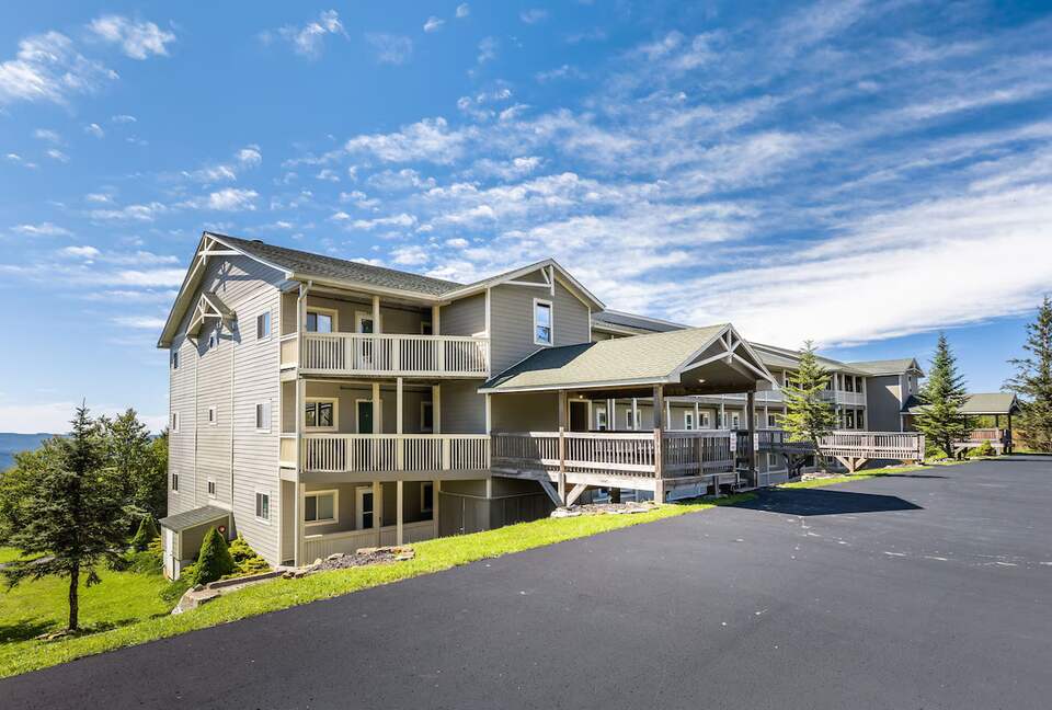 Summit Escape –  3-Bedroom Condo Close to Ski Village and Slopes! - Snowshoe, West Virginia