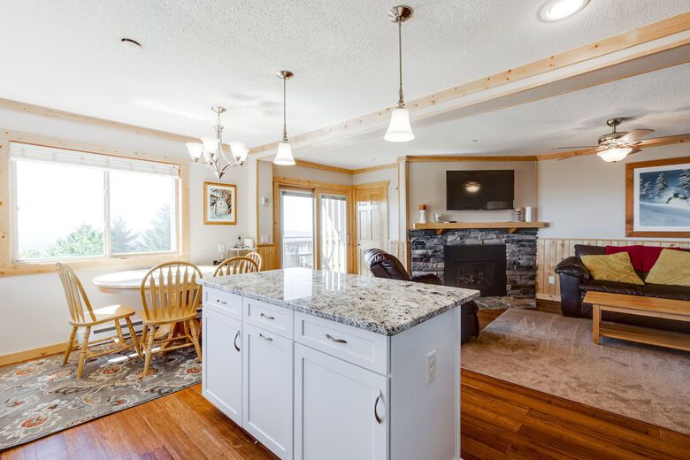 Summit Escape – 3-Bedroom Condo Close to Ski Village and Slopes! - Snowshoe, West Virginia