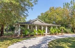 Old Village Bungalow - Mount Pleasant, South Carolina
