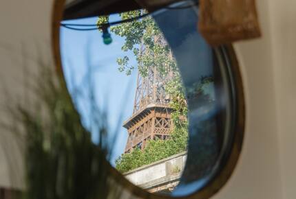 Luxury Houseboat at the Foot of the Eiffel Tower - Paris, France